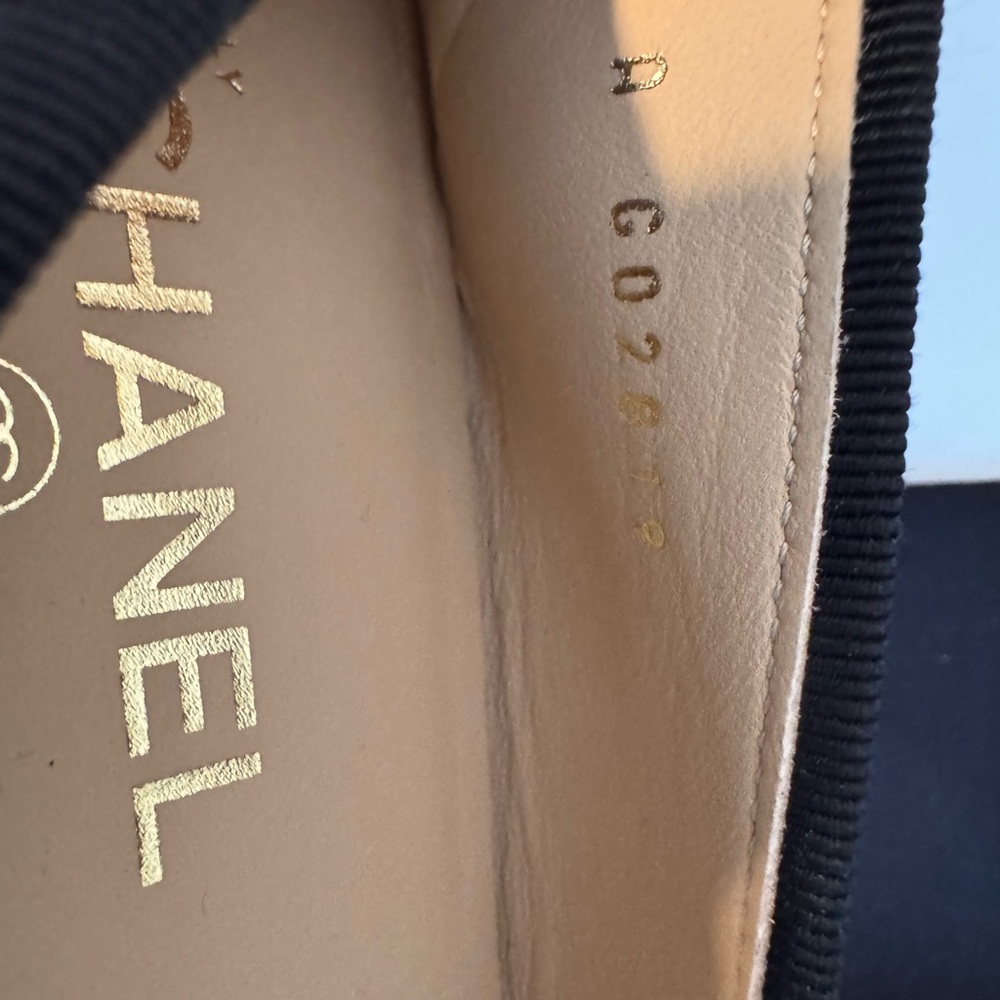 CHANEL Black Leather Ballet Flats with Bow - Picture 8 of 10
